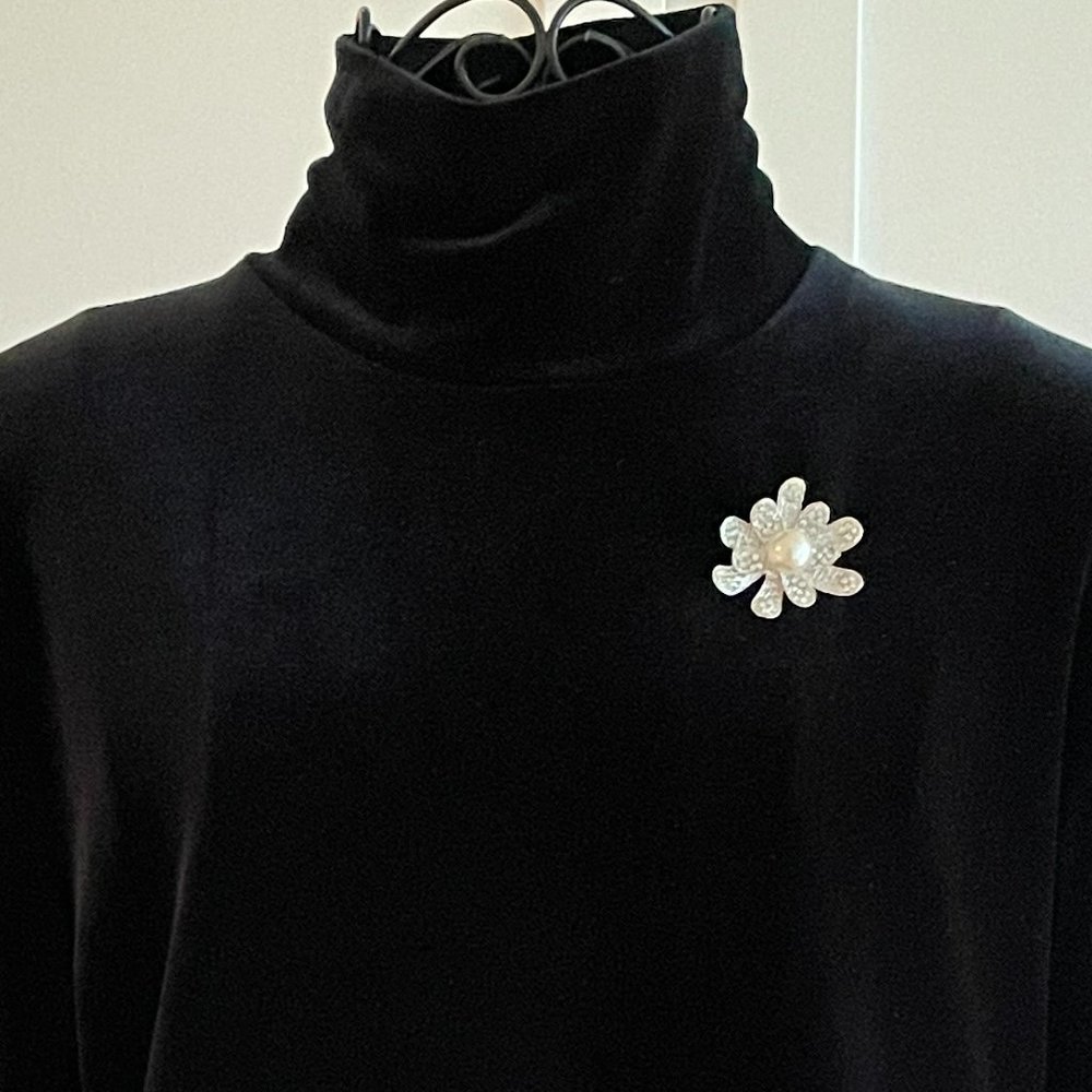 Rhinestone and pearl flower pin